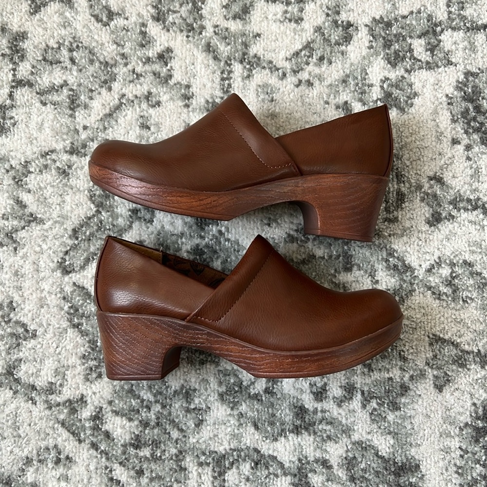 BOC brown clogs. Size 9
